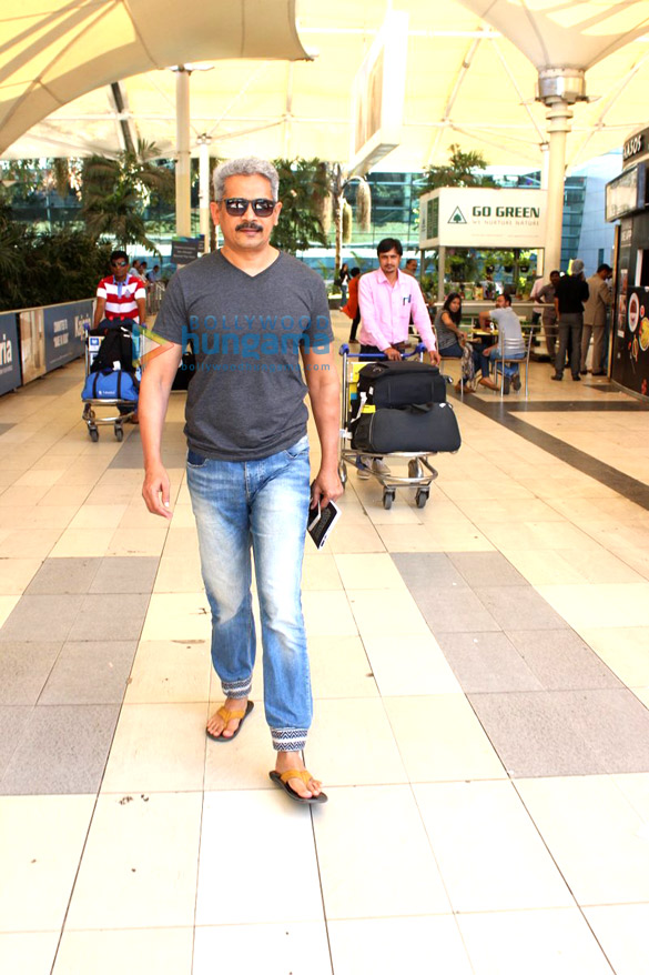 arjun rampal abhishek bachchan and others snapped at the airport 14