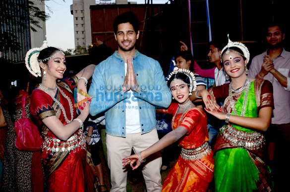 sidharth malhotra inaugurates kala ghoda arts festival 11