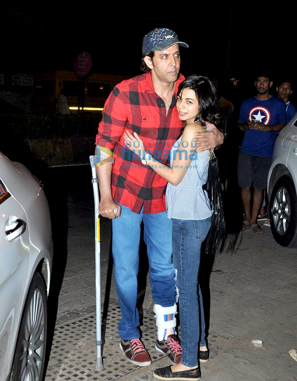 injured hrithik roshan snapped in juhu 9