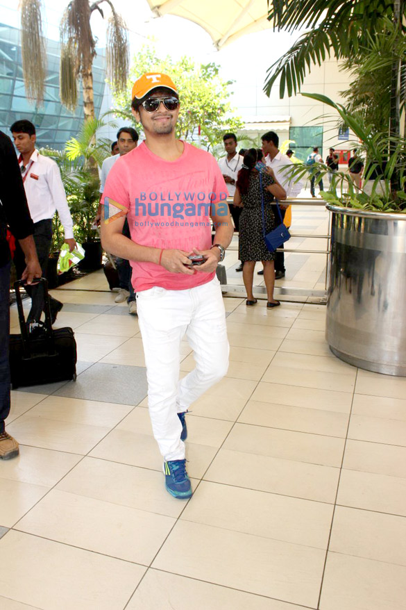 abhishek bachchan suniel shetty and others snapped at the airport 6