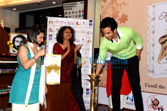 tusshar kapoor eesha koppikhar at the launch of roshani shenazs book angels speak 5