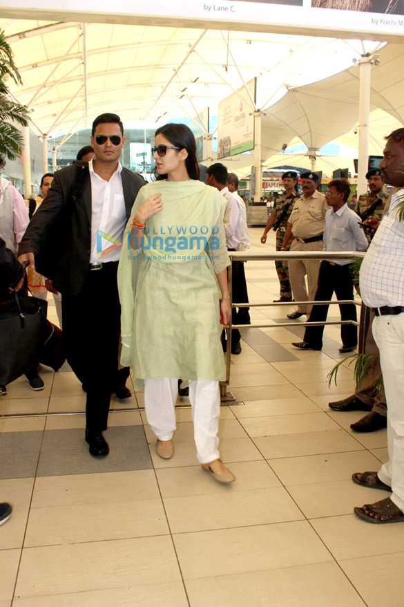 katrina kaif returns from jaipur after promoting fitoor 6