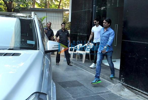 shahid kapoor his wife mira rajput snapped in suburbs 2