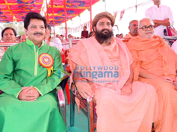 juhi chawla udit narayan and others at the opening of hindu spiritual and service fair 2016 6