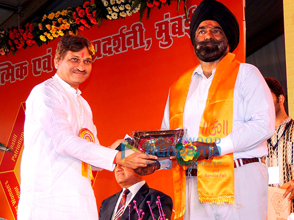 juhi chawla udit narayan and others at the opening of hindu spiritual and service fair 2016 5