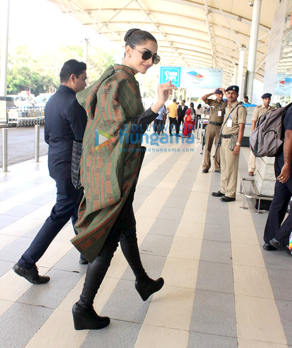 sonam kapoor goes to delhi 16