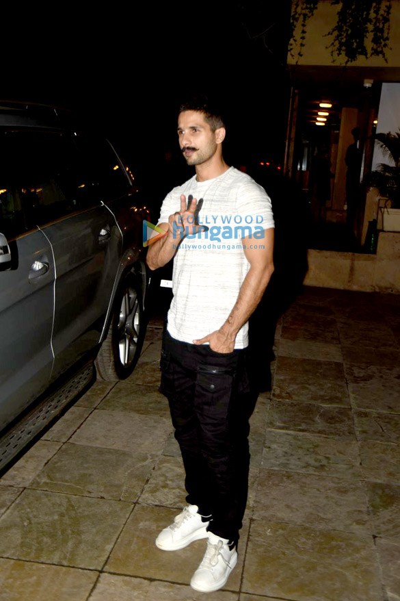 shahid kapoor mira rajput snapped at their home 4
