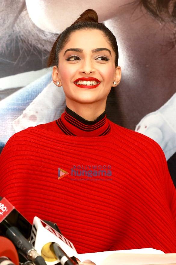 sonam kapoor shabana azmi launch the book the neerja i knew 6