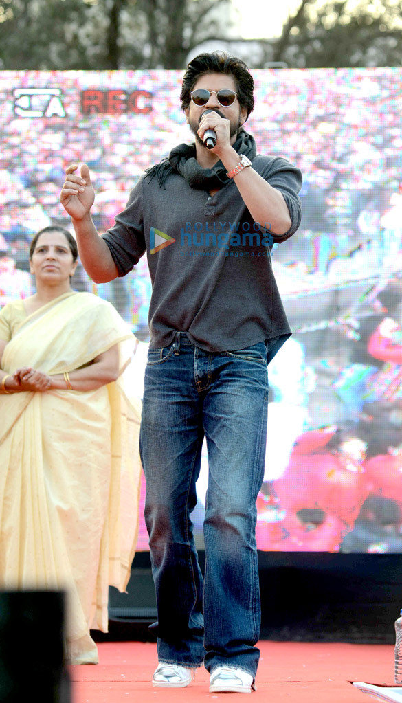 shah rukh khan launches fan anthem at hans raj college in delhi 5