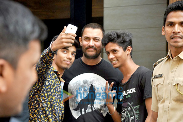 aamir khan snapped after a meeting with maharashtra government officials 2