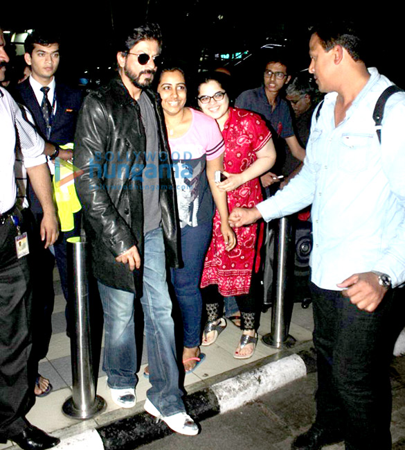 shah rukh khan returns from delhi after the launch of fan anthem 14