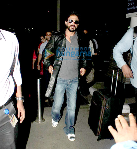 shah rukh khan returns from delhi after the launch of fan anthem 21
