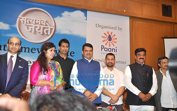 aamir khan and devendra fadnavis announce the social initiative satyamev jayate water cup 3