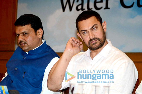 aamir khan and devendra fadnavis announce the social initiative satyamev jayate water cup 8