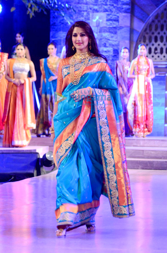 sonali bendre soha ali khan walk the ramp for make in india fashion show 5