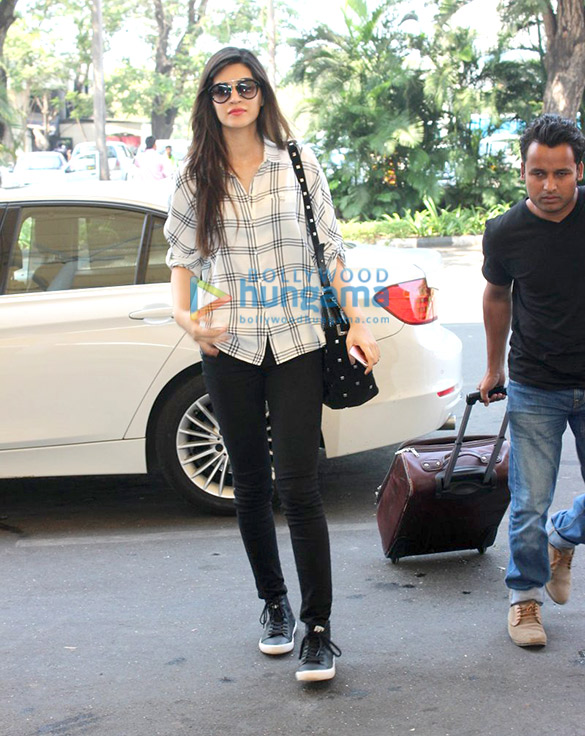 karan johar suhana khan kriti sanon mahendra singh dhoni others snapped at domestic airport 10