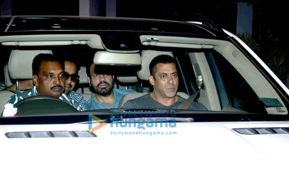 salman khan jacqueline fernandez chitrangda singh return from surat after a concert 8