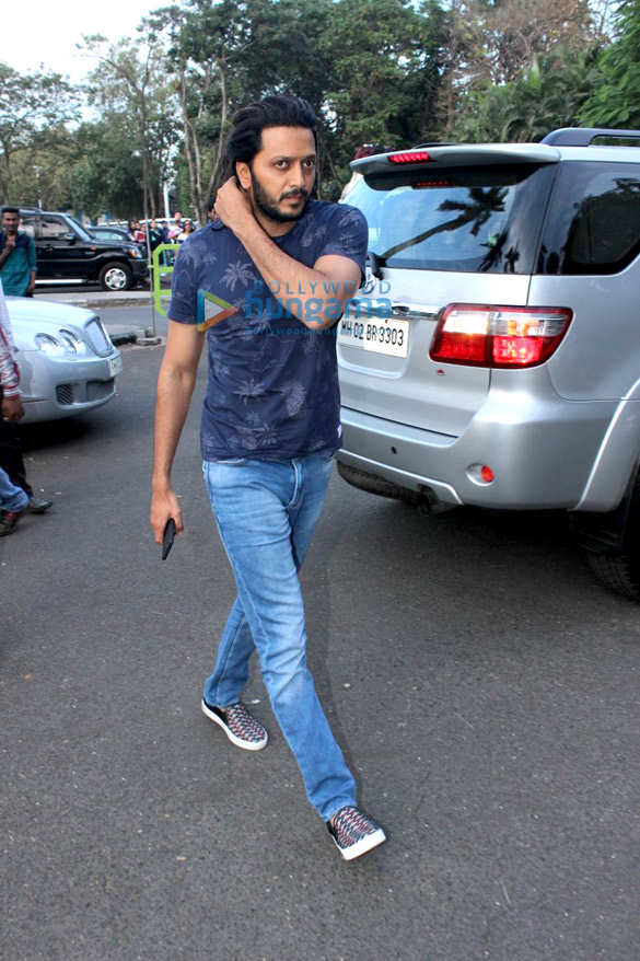 sunny leone riteish deshmukh and others snapped at the domestic airport 3