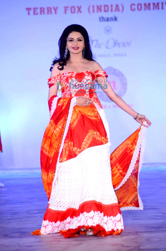 celebs walk the ramp for terry fox india committee 6