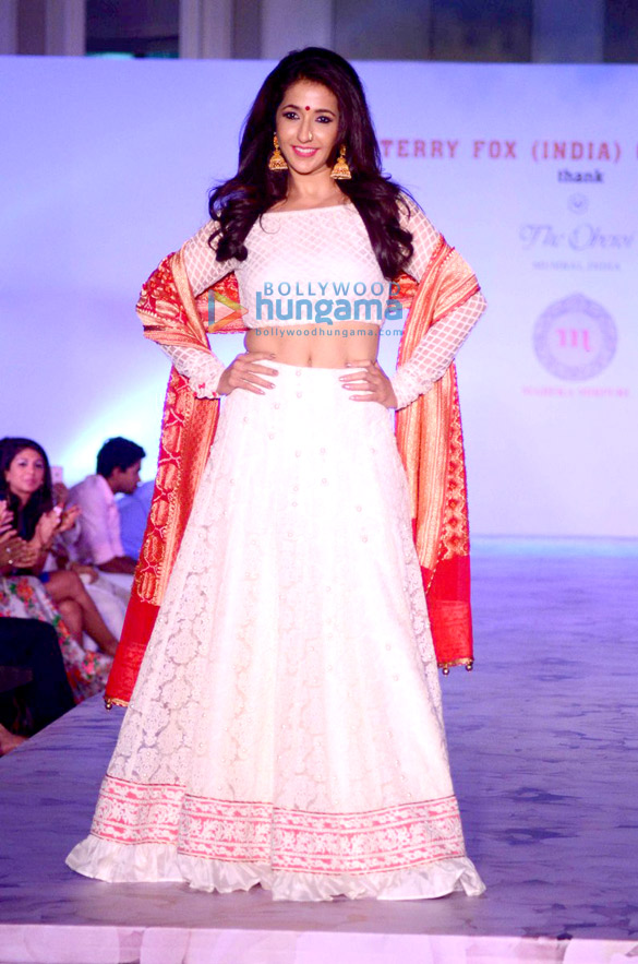 celebs walk the ramp for terry fox india committee 13