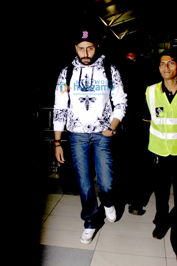 aditya roy kapur sonam kapoor others snapped at the domestic airport 12
