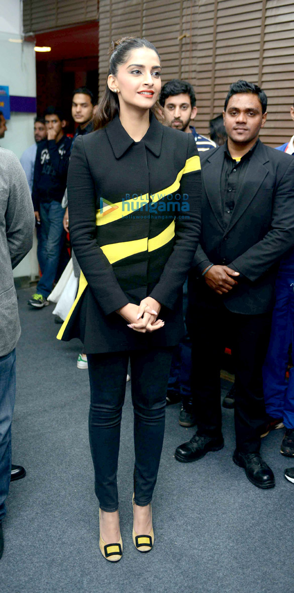 sonam kapoor promotes neerja at the pro kabaddi in delhi 18