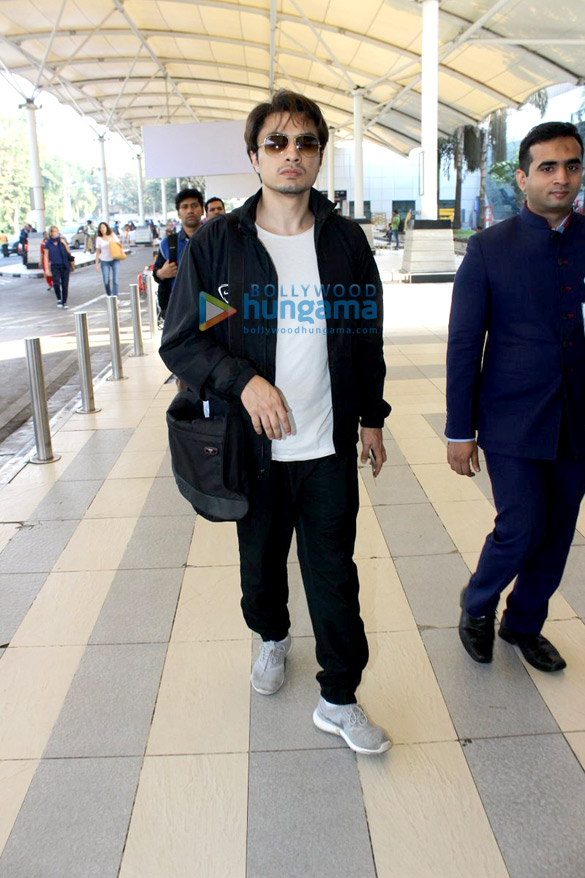 aditya roy kapur sonam kapoor others snapped at the domestic airport 9