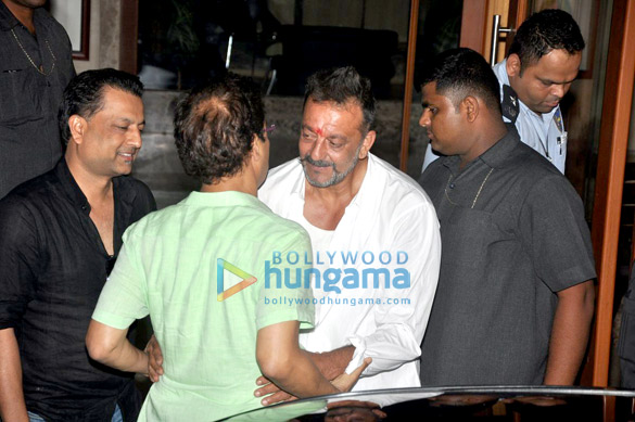 celebs visit sanjay dutt at his home in bandra 13