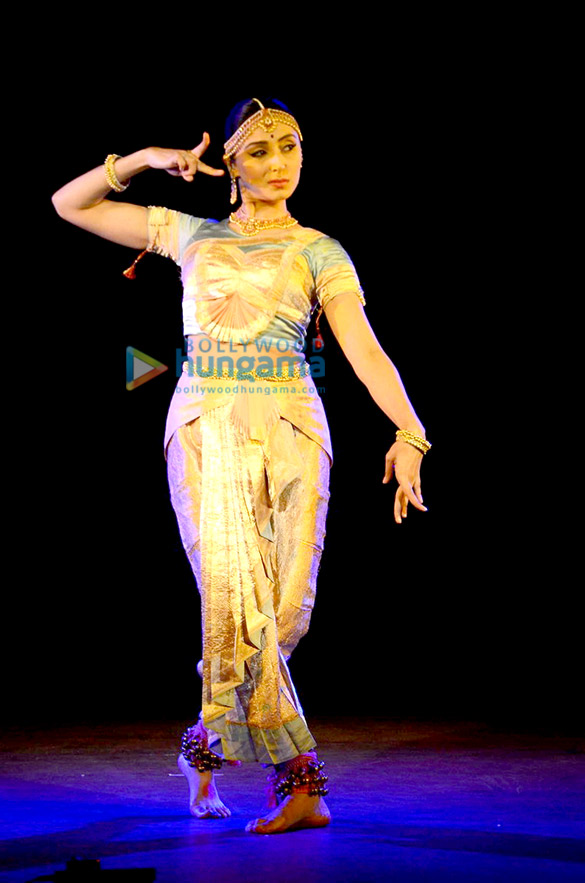 sonam kapoor graces pernia qureshis dance performance 9