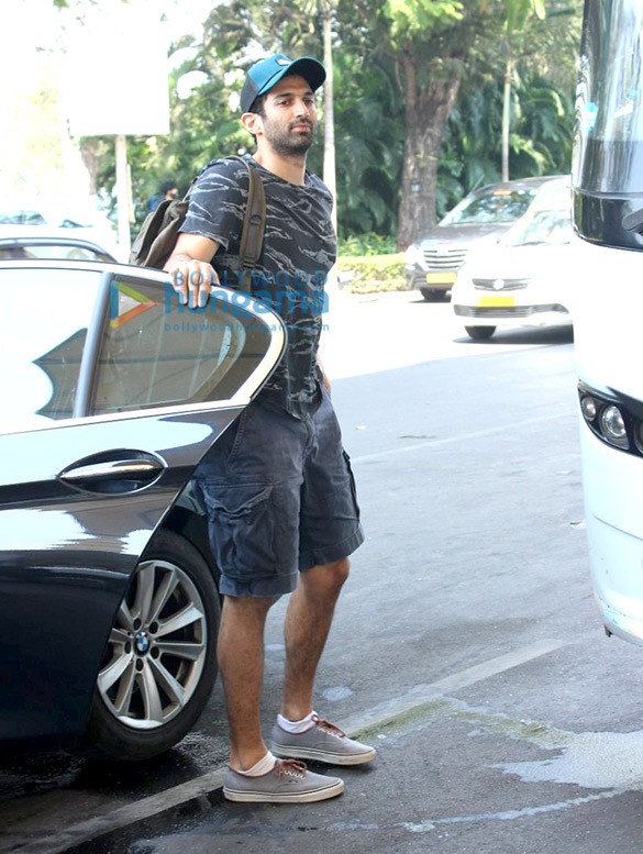 aditya roy kapur other celebs snapped at the domestic airport 10