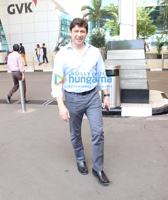 aditya roy kapur other celebs snapped at the domestic airport 8