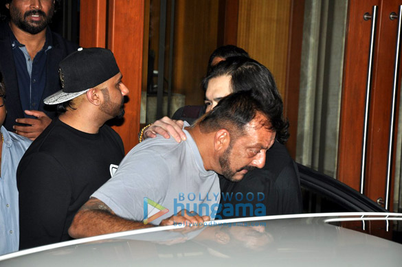 shah rukh khan visits sanjay dutts home post his release 7