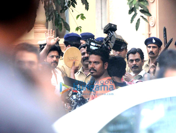 shah rukh khan mahira khan snapped on the sets of raees 4