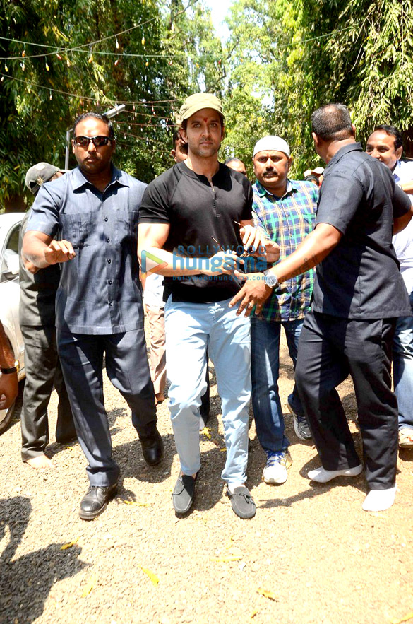 hrithik roshan and family snapped at shiv ratri celebrations 12
