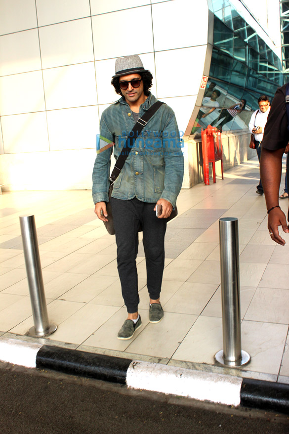 farhan akhtar manoj bajpai hazel keech snapped at the domestic airport 8