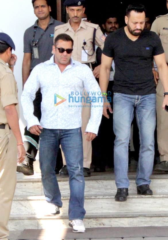 salman khan returns from jodhpur hearing lands in mumbai 5