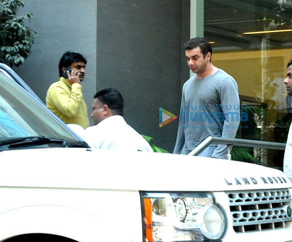 salman khan and family visit arpita khan to see the newborn boy 6