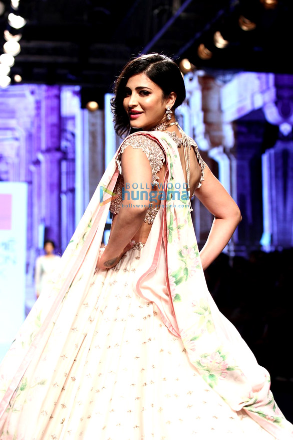 shruti haasan walks the ramp for anushree reddy at lfw 2016 7