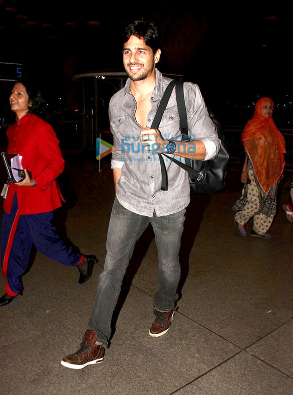 sidharth malhotra leaves to shoot for an advert in bangkok 6
