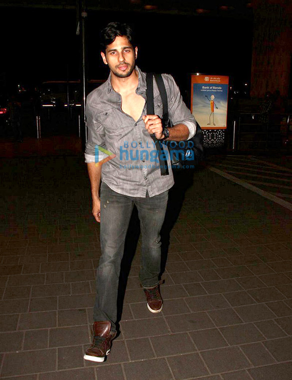 sidharth malhotra leaves to shoot for an advert in bangkok 4