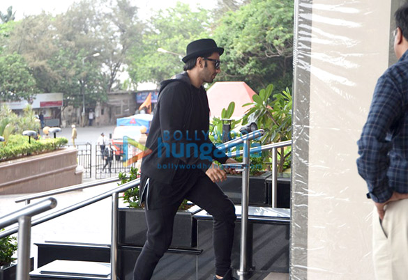 ranveer singh snapped outside a suburban hotel 2