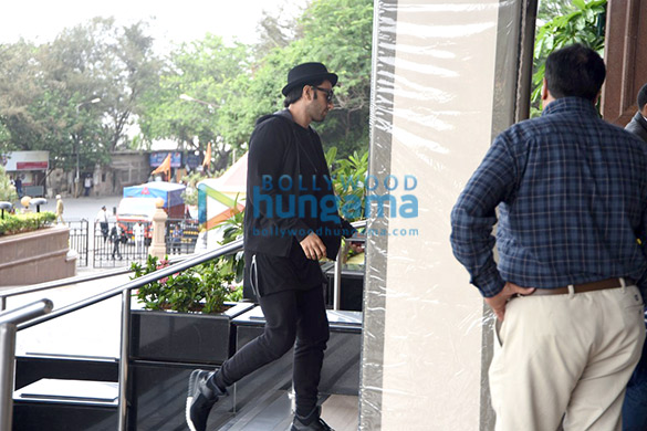 ranveer singh snapped outside a suburban hotel 3