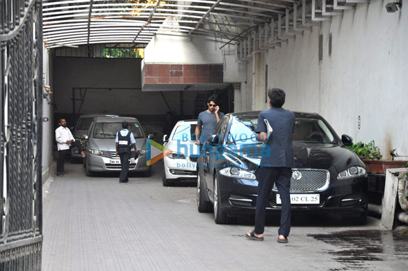sidharth malhotra snapped post meeting at karan johars office 6