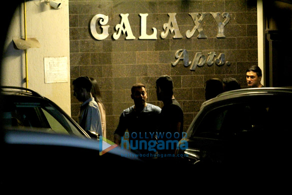 dhoni snapped after visiting salman khans house to see arpitas new born baby 4
