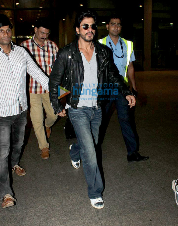 shah rukh khan arrives from london after promoting fan 3