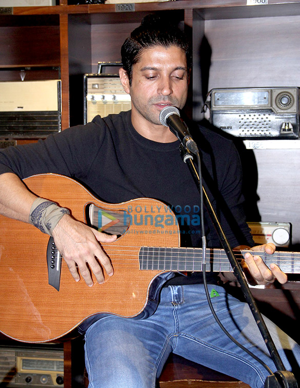 farhan akhtar does an impromptu gig at radio bar 3