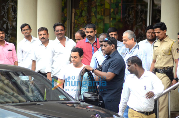 aamir khan snapped post meeting dilip kumar at hospital 8