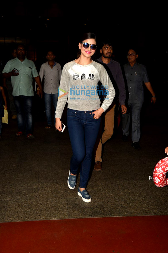 urvashi rautela snapped at the domestic the airport 4