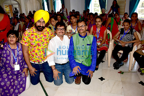 varun dhawan meets 55 blind girls from dr samir mansuris ngo blinds dream 5