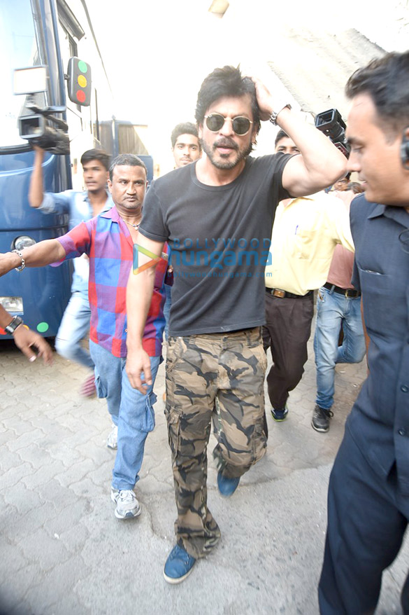 shah rukh khan snapped on the sets of raees with ritesh sidhwani rahul dholakia 4